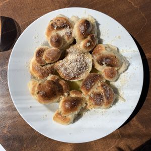 Garlic knots with marinara, parm, and garlic butter at Piante Pizzeria in Breckenridge