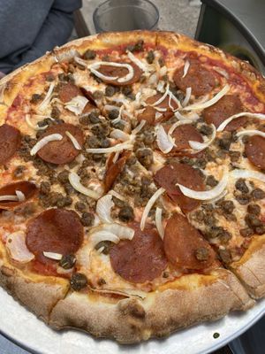 This vegan “meat” pizza with onions was so yummy!🌱 at Piante Pizzeria in Breckenridge