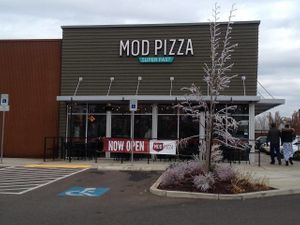 Outdoor seating at Mod Pizza in Eugene
