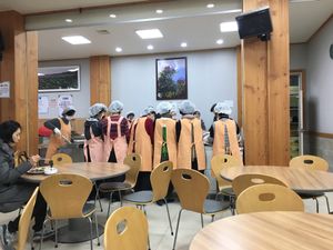 Volunteers serving nice meal. Sense of gratitude:) at Bongeunsa Temple - 봉은사 in Seoul