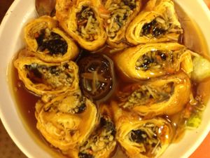 http://www.meetup.com/Meat-Free-Hong-Kong/photos/26395282/ 翡翠法輪卷 Fresh enoki mushroom and black miss in bean curd sheet at Tung Fong Siu Kee Yuen 東方小祇園 in Hong Kong Island