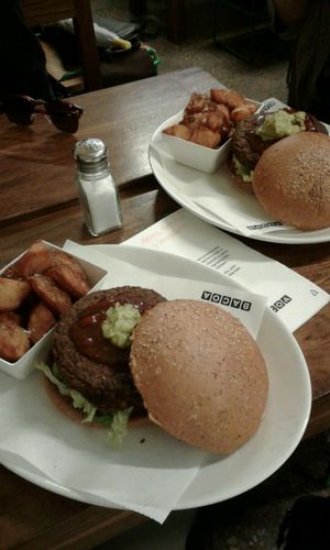 vegan burgers with whole-wheat buns at Bacoa - San Jeronimo in Madrid