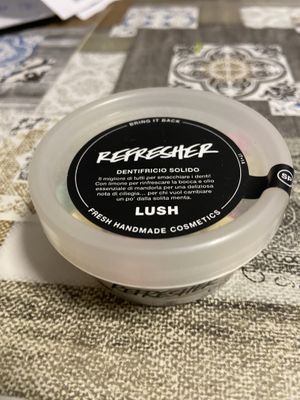 Confezione riciclata/riciclabile e restituibile da vuota   at LUSH in Turin