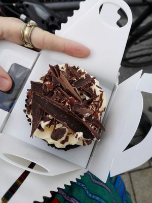 Veganer Schoko-Karamell-Cupcake at Pink Ribbon Cupcakes in Hamburg