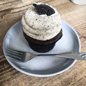 Vegan Oreo Cupcake (take out) at Pink Ribbon Cupcakes in Hamburg
