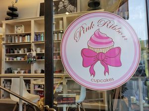Das Logo des Cafés at Pink Ribbon Cupcakes in Hamburg