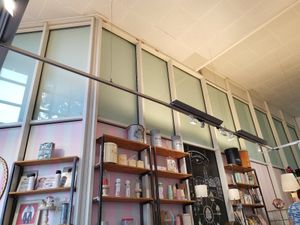 Kleiner Verkaufsbereich im Café at Pink Ribbon Cupcakes in Hamburg