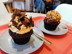 Links Schoko Cupcake, rechts Haselnuss Cupcake at Pink Ribbon Cupcakes in Hamburg