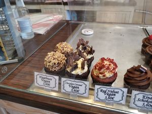 Es gab drei verschiedene vegane Cupcakes at Pink Ribbon Cupcakes in Hamburg