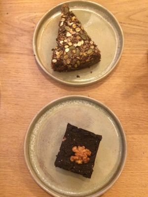 Vegan carrot-coconut cake & vegan brownie by Cake Moss at O'YO - Brabantdam in Ghent