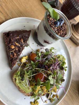 Sweet & salty brunch (29,50€) (Coco Loco, Avo & scrambled "Eggs" toast 1 slice, brownie, Maybe Baby Tea)  at O'YO - Brabantdam in Ghent