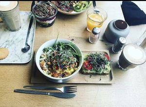 Quinoa tofu breakfast bowl with avocado toast at O'YO - Brabantdam in Ghent