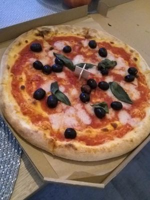 Olivová pizza at Chutnej in Vinohrady