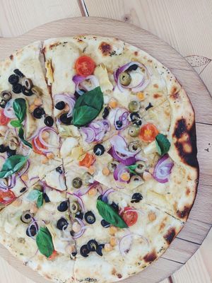 hummus pizza at Chutnej in Vinohrady