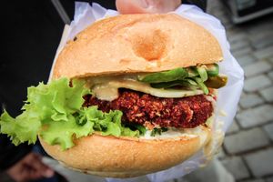 repak - beetroot burger at Chutnej in Vinohrady