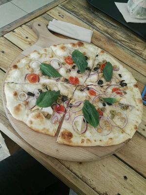hummus pizza at Chutnej in Vinohrady
