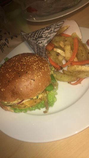 vegetable chips+pumpkin burger at Chutnej in Vinohrady