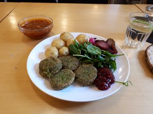 Quinoa, spinach and chickpea cakes at Cafe Miro in Kristianstad