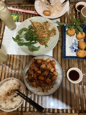 Sechuan Tofu, Lemongrass Tofu und frittierter Tofu der leicht käsig war von der Konsistenz😋  at Yen Nha Hang Chay & Yoga in Nha Trang