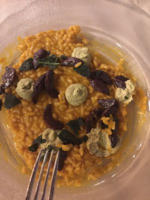 Risotto alla zucca con funghi arrostiti al vino rosso, crema di pistacchi e salvia fritta at Le Notti di Cabiria in Brescia