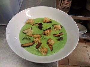 Vellutata di broccolo, funghi shitake, crostini at Le Notti di Cabiria in Brescia