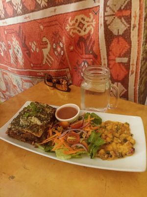 Menu del día Lasagna (hot): pesto, arugula, vegan cheese, carrot, mushrooms, black beans, corn. Salad: tomato, lettuce, carrot, red onions. Sweet plantain & vinagrette sauce at Natural Spice in Panama City