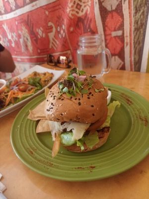 Rebel burguer: beans patty, vegan cheese, tomato, lettuce, red onion, artisan mustard, arugula topping. Chips & pico de gallo on the side at Natural Spice in Panama City