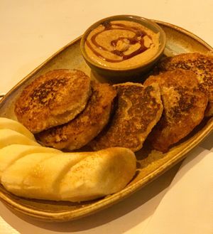 Panquequinhas sem glúten com banana, pasta de amendoim e melado  at Cafe Bizarro in Itacare