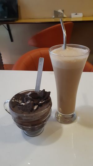 Chocolat chaud aux Oreo et café frappé au beurre de cacahuète at 1o9 Cafe in Udaipur