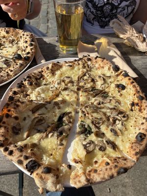 Pizza  at Sandbar in Manchester