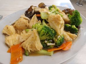 Monkey head mushroom with carrot and broccoli at Zhen Xiang Vegetarian in North Singapore