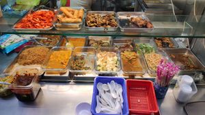 Variety of dishes for Economical Rice or Noodles at Lian Yuan 莲缘素 in Central Singapore