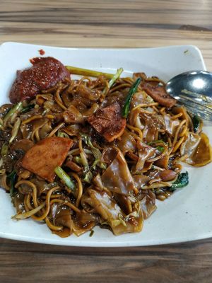 Fried kwayteow-mee $3 at Lian Yuan 莲缘素 in Central Singapore