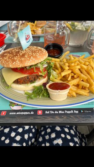 Veganer Quinoa Schwarzer Bohnen Burger  at Miss PeppeR in Barsbuettel