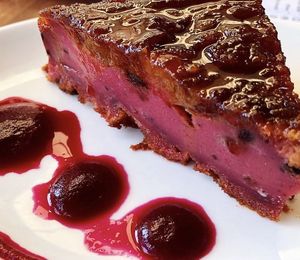 Pastel de remolacha, chocolate y plátano  at Lasal del Varador in Mataro