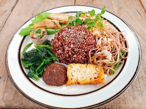 A plate full of fresh, delicious food is taken from the farmer's garden and brown rice. Prices range from 30-50k including tea and sesame salt at Thuc Duong Bao An - Bao An Macrobiotic in Da Nang