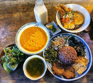 Sojamilch, brauner Reis, Kürbissuppe und Nudelsuppe mit Tofu und Gemüse at Thuc Duong Bao An - Bao An Macrobiotic in Da Nang