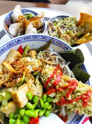 Bowl mit Nummer 16 und Dumpling at 1990 Vegan Living in Berlin