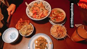 Sehr lecker, auch glutenfrei möglich. Man muss ggf. ca 15 Minuten anstehen, es lohnt sich aber.   at 1990 Vegan Living in Berlin