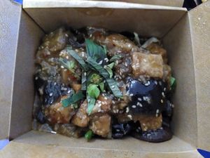 Aubergine und Tofu at 1990 Vegan Living in Berlin