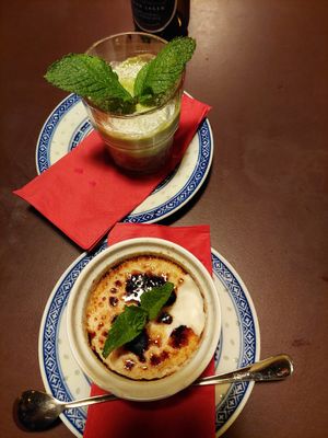 top: avocado cheesecake (6€), bottom: coconut creme brulee (6€) at 1990 Vegan Living in Berlin