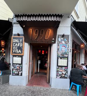 front entry with outdoor seating at 1990 Vegan Living in Berlin