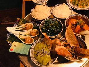 Some bowls and 1 sustainable credit card(Tomorrow Bank) at 1990 Vegan Living in Berlin