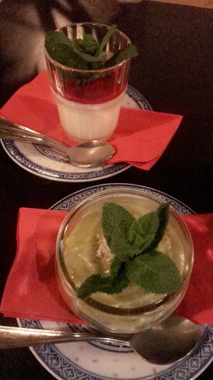 Avocado Cheesecake & Himbeer Panna cotta  at 1990 Vegan Living in Berlin