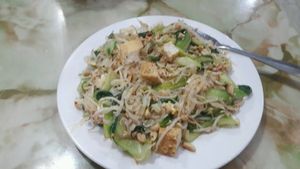 pad thai at Yummy Restaurant in Cat Ba