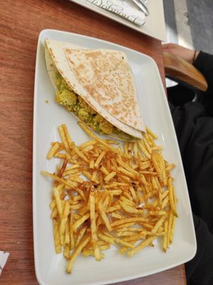 Fajita mexicana (tofu, guacamole, cebolla morada y salsa mexicana) at El Almirez in Aranjuez