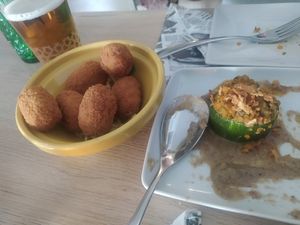 Ración de croquetas veganas y un calabacín relleno at El Almirez in Aranjuez
