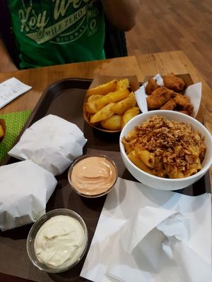 burgers, nuggets, potatoes and mac'n'cheese at Tom & Mäx in Bad Aibling