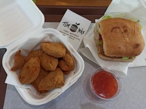 Classic Burger und Nuggets mit sweet-chili Dip at Tom & Mäx in Bad Aibling