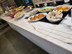 Many dishes at DaTerra - Bom Sucesso Markt in Porto